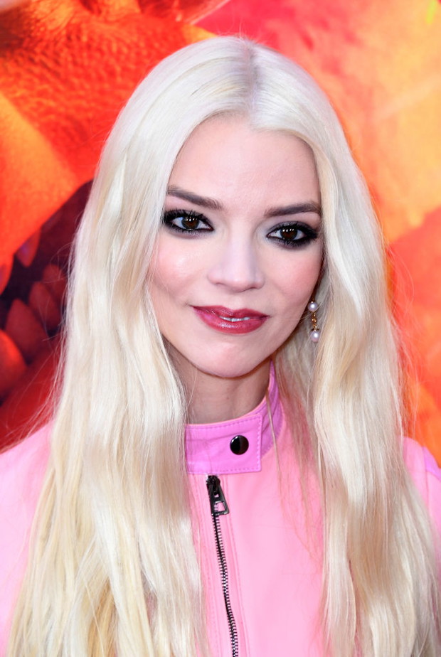 Anya Taylor-Joy olśniewa w najmodniejszym kombinezonie sezonu. Aktorka wybrała projekt w stylu motocyklowym od słynnej francuskiej marki