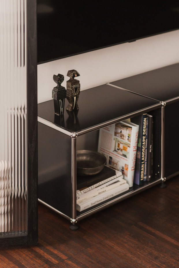 Elegancki minimalizm w mieszkaniu w Łodzi, projekt: 3XEL Architekci
