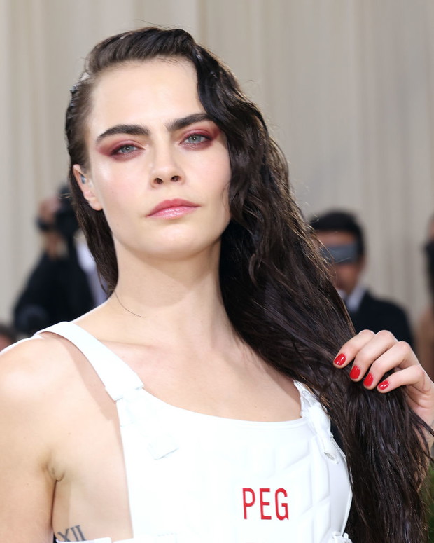 Makijaże i fryzury z Met Gala 2021: Cara Delevingne