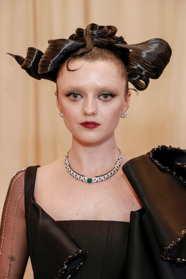 Makijaże i fryzury z Met Gala 2021: Maisie Williams