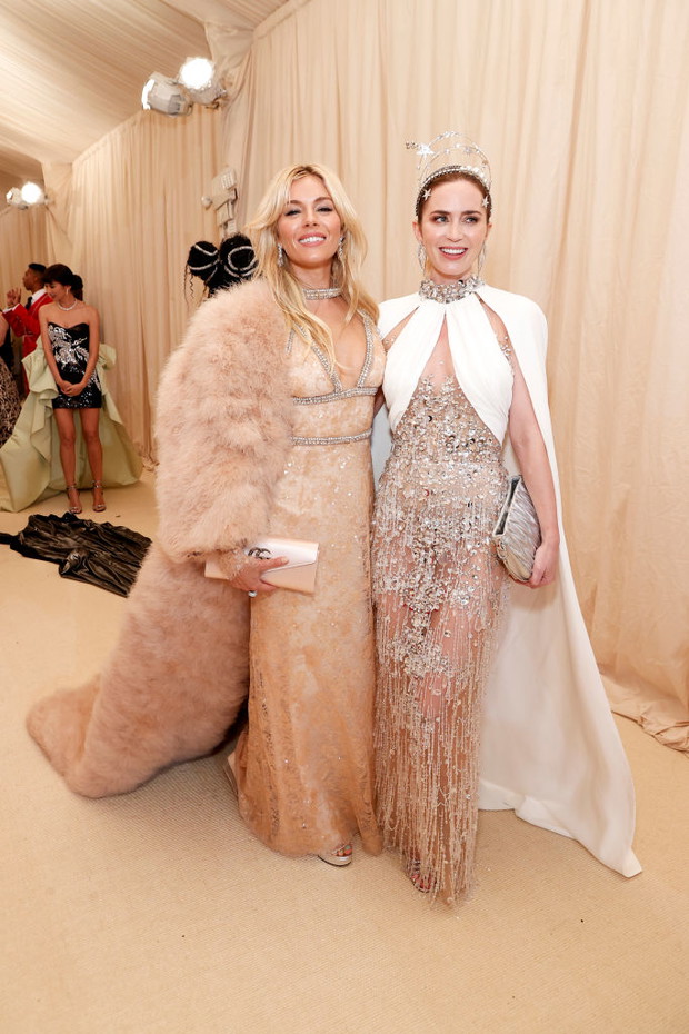 Met Gala 2021: Sienna Miller i Emily Blunt