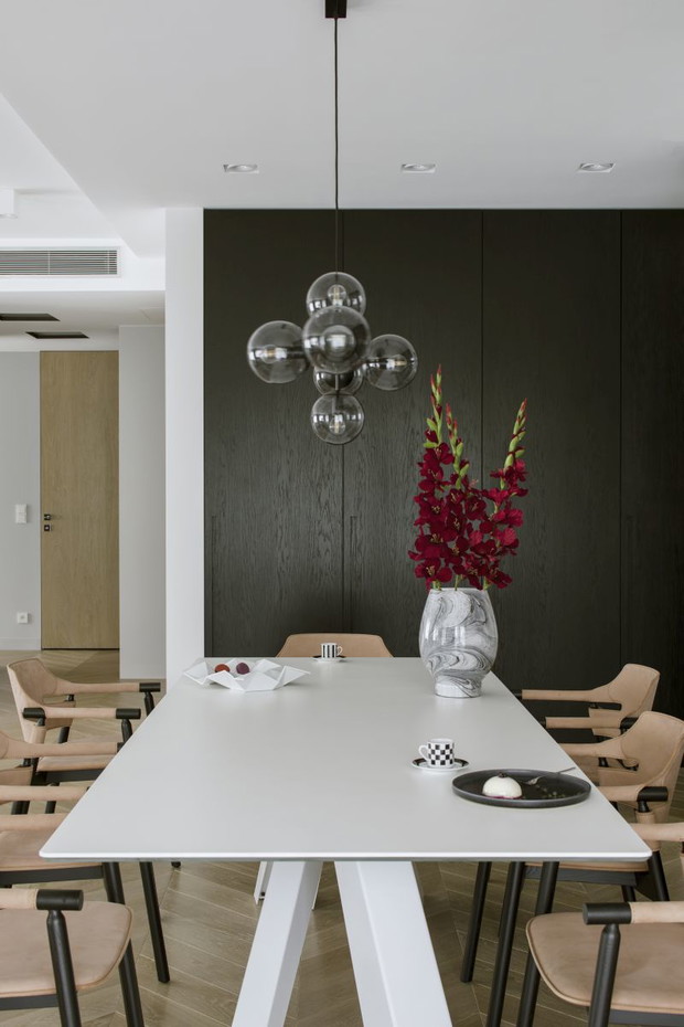 Duży apartament na warszawskim Mokotowie, projekt: MIKOŁAJSKAstudio