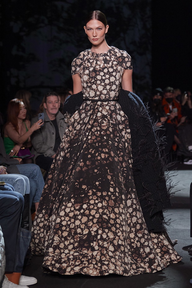 Brandon Maxwell jesień-zima 2022/2023. Krótko i na temat