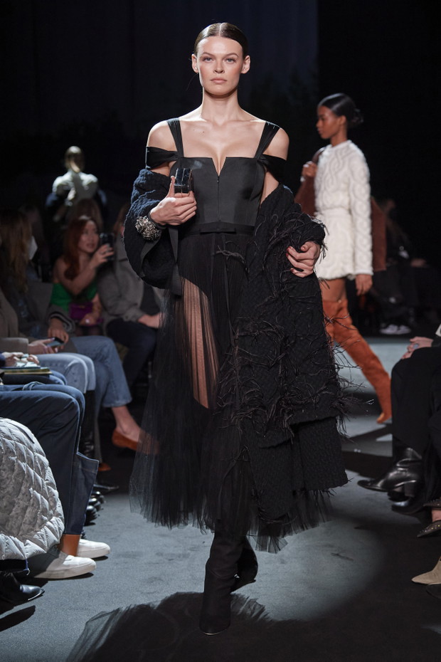 Brandon Maxwell jesień-zima 2022/2023. Krótko i na temat