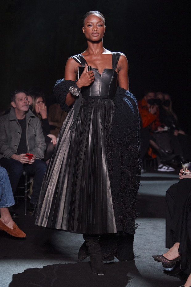 Brandon Maxwell jesień-zima 2022/2023. Krótko i na temat