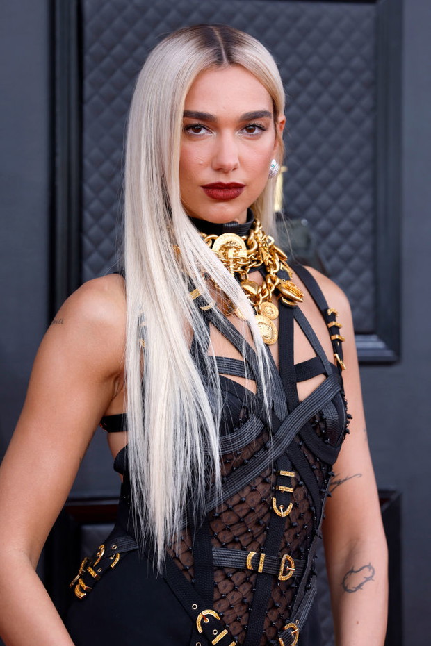 Grammy 2022: Dua Lipa w vintage Versace