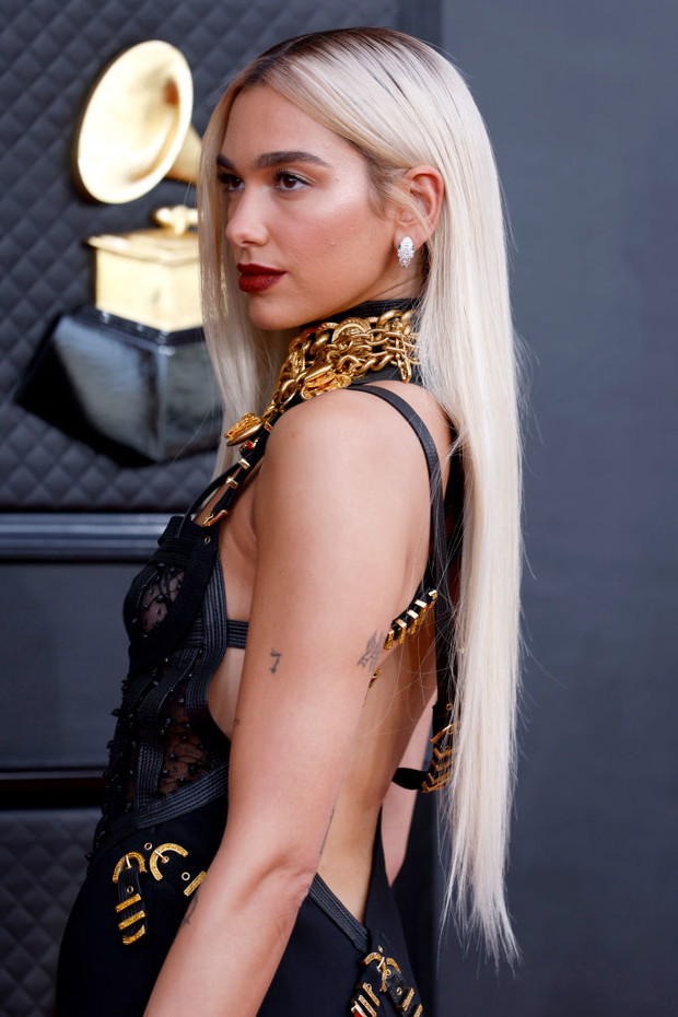 Grammy 2022: Dua Lipa w vintage Versace