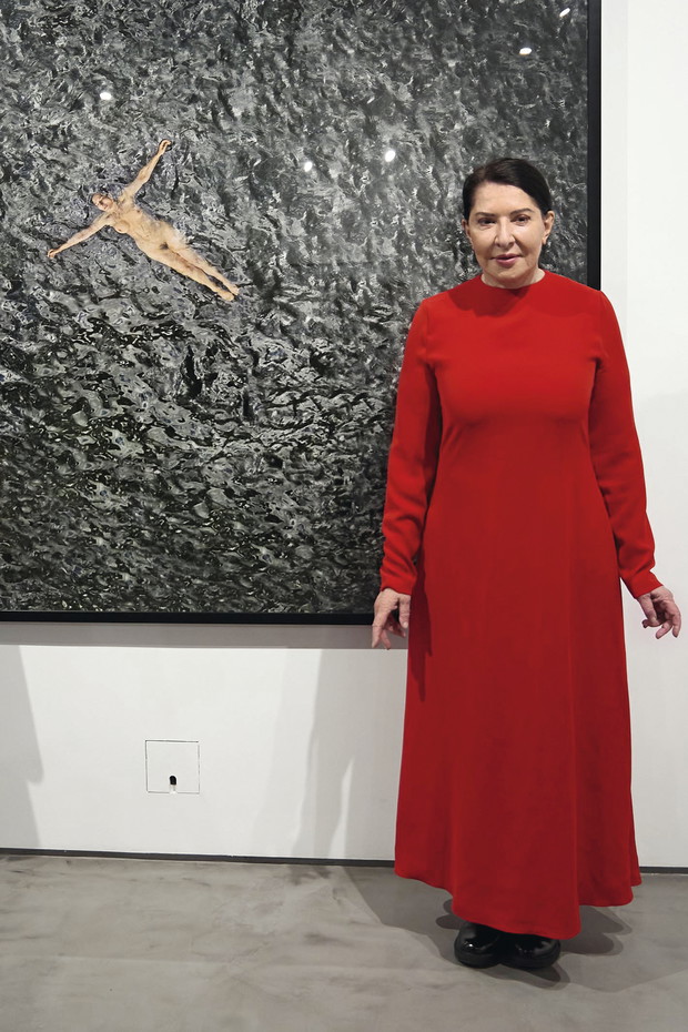 MARINA ABRAMOVIĆ w krwistoczerwonej sukni, swoim znaku rozpoznawczym