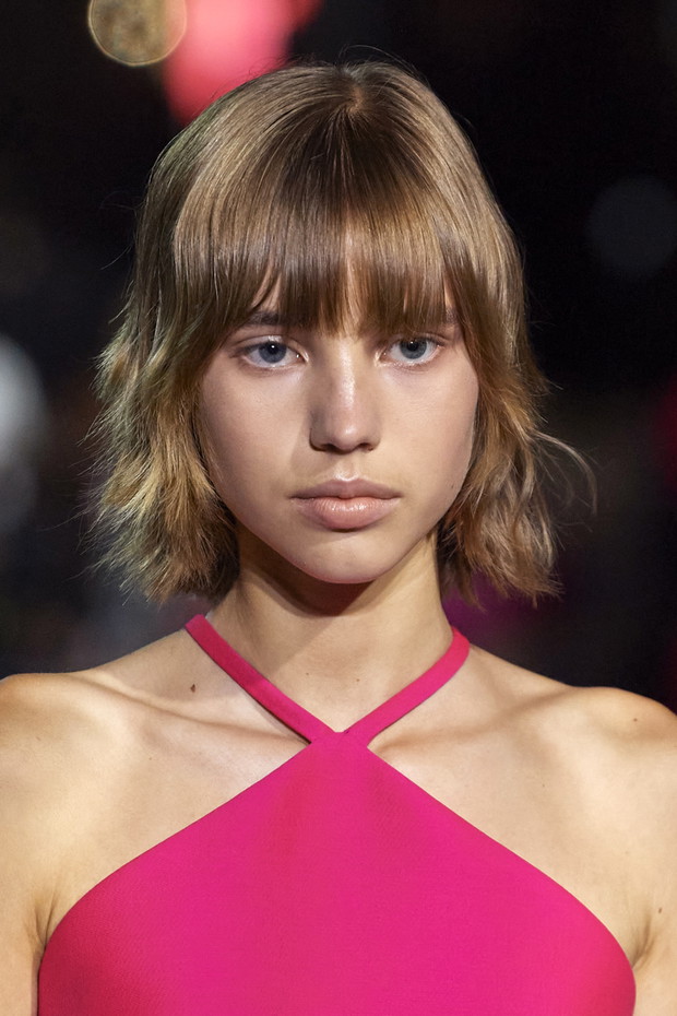 Modne fryzury wiosna-lato 2022: Valentino