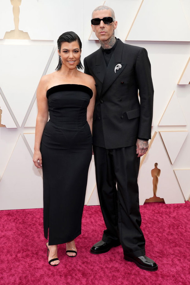 Oscary 2022: Kourtney Kardashian (w vintage Mugler) i Travis Barker