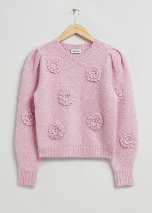 Dzianinowy sweter z aplikacją w kształcie róży (149€)