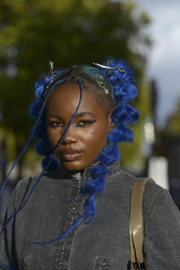 Jak nosić dwa warkocze? Inspiracje z fashion weeków