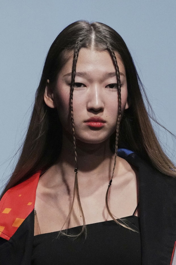 Jak nosić dwa warkocze? Inspiracje z fashion weeków