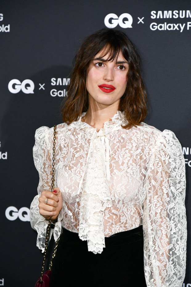 Jeanne Damas w grzywce wispy bangs