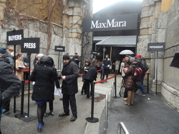 Fashion Week Milano: jeden z pierwszych pokazów: Max Mara  fot. by Nikon COOLPIX S800c