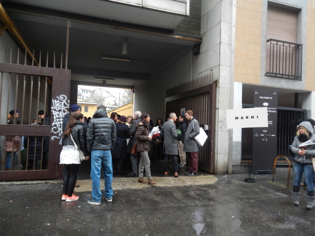 Fashion Week Milano, Przed pokazem Marni, zimno i pada, fot. by Nikon COOLPIX S800c