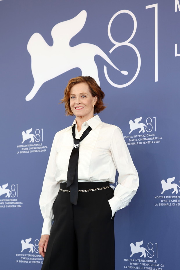 Sigourney Weaverw Chanel na konferencji tuż przed rozdaniem nagrody