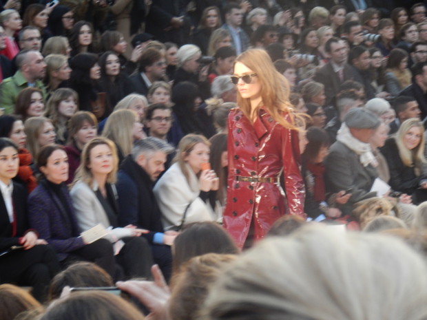 Trencz Burberry w kolorze wina, fot. by Nikon COOLPIX S800c