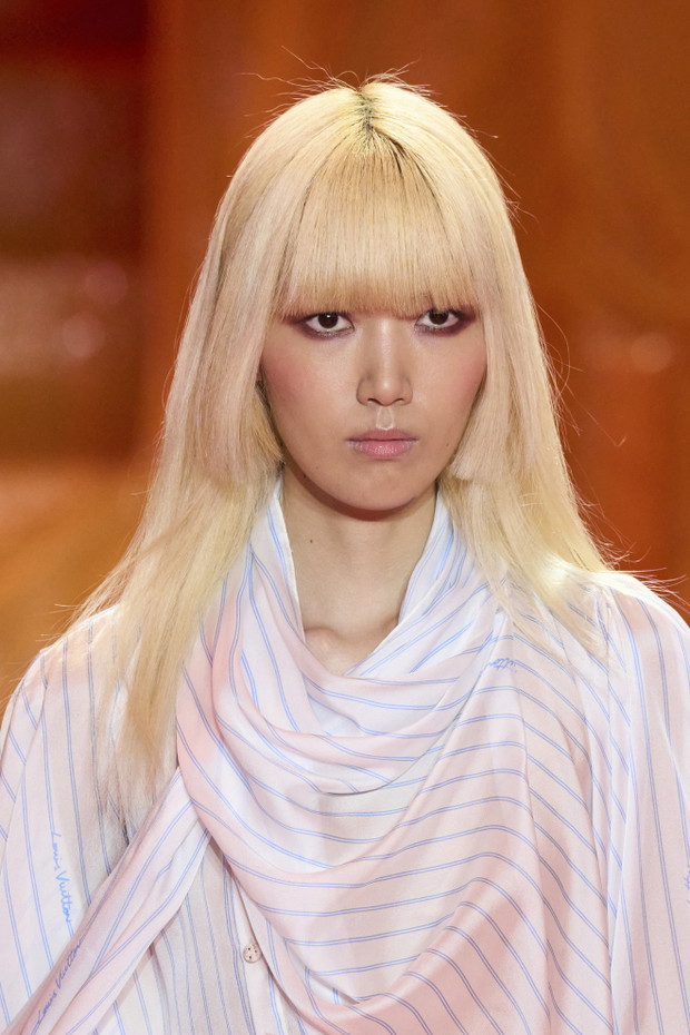 Włosy do ramion z grzywką inspiracje - Louis Vuitton ss 2024