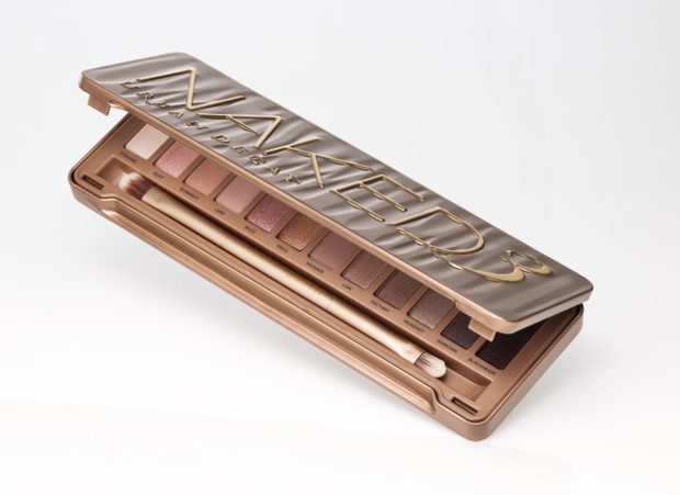 5. Paleta Naked 3 zmieści się w każdym podręcznym bagażu i jest gotowa na każdy makijaż. To 12 supertrwałych cieni, którymi i rozświetlisz spojrzenie, i zrobisz wieczorowe smoky eyes dosłownie w sekundę. Urban Decay, 199 zł www.sephora