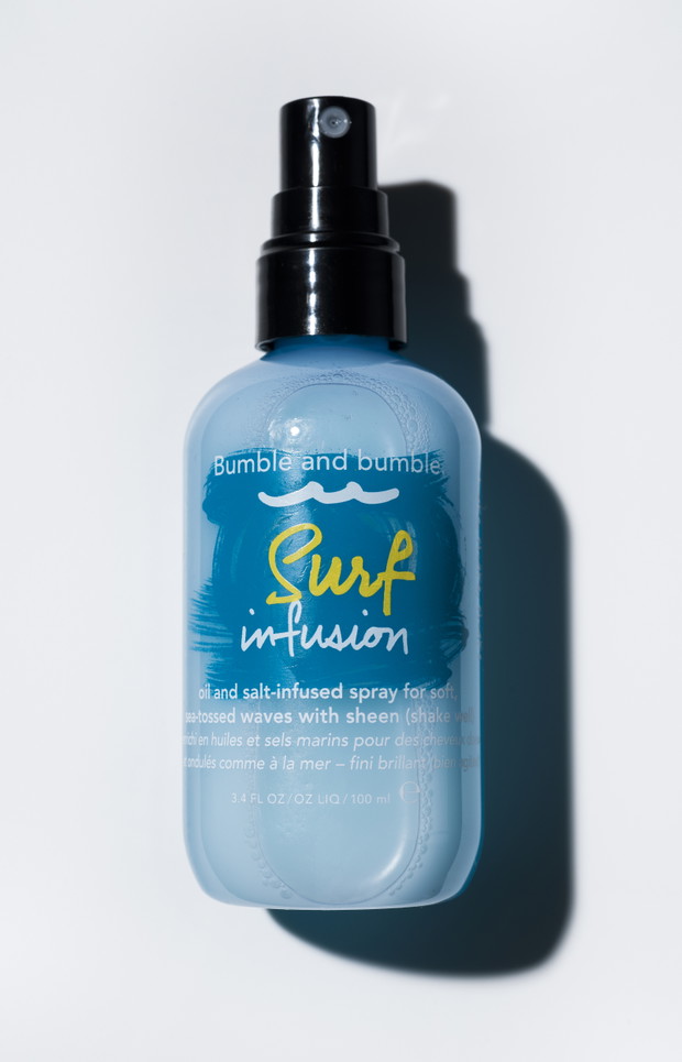 9. Woda morska i olejek w jednym. Spray Surf Infusion nadaje włosom absolutnie surferski styl bez względu na rodzaj włosów, jaki masz. Surf Infusion, Bumble&Bumble, 129 zł www.sephora