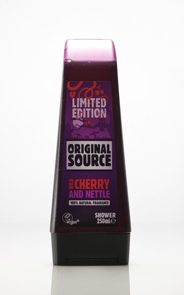 Orzeźwiający żel pod prysznic Wild Cherry&Nettle. Jego zapach pobudza lepiej niż poranne espresso. Jeden z niewielu żeli, który w trakcie mycia ani trochę nie wysusza skóry. Original Source, 9 zł