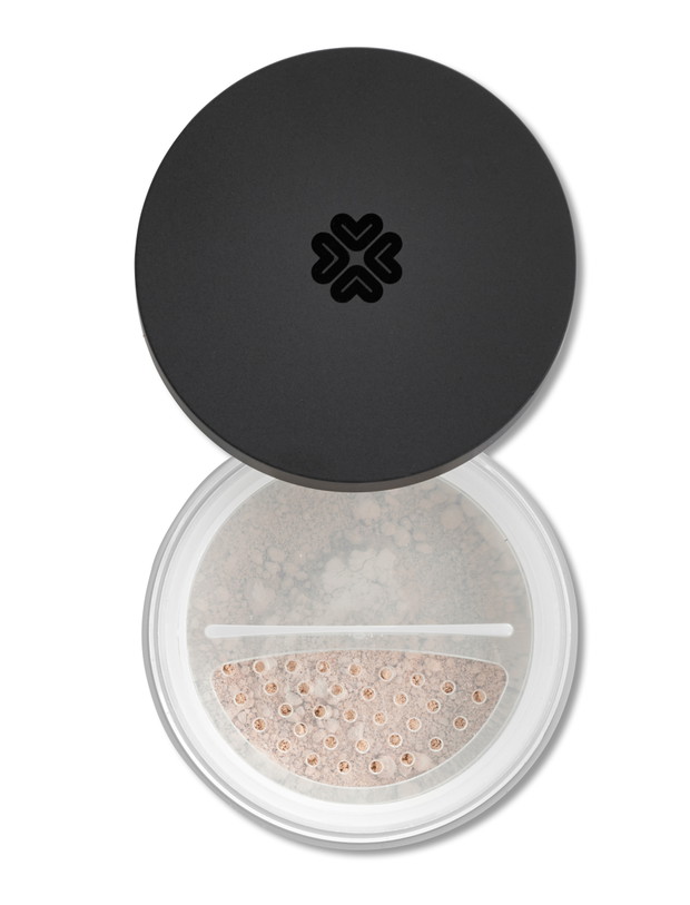 Podkład mineralny z SPF 15. Chroni skórę przed słońcem, dosłownie leczy wypryski i krostki, a przy tym idealnie stapia się ze skórą. I tak dobrze ją pielęgnuje, że nie musisz stosować pod niego kremu. Lily Lolo, 72,90 zł, www.costasy