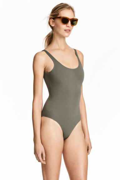 Jednoczęściowy kostium z H&M w cenie 149 zł