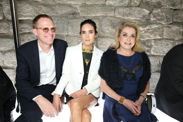 Paul Bettany, Jennifer Connelly i Catherine Deneuve na pokazie Louis Vuitton wiosna-lato 2018