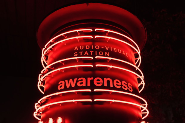 S A W — stacja audio-wizualna, projekt Marta Gawin, wykonanie: Raz Dwa Paweł Krzywdziński neony i komunikacja wizualna