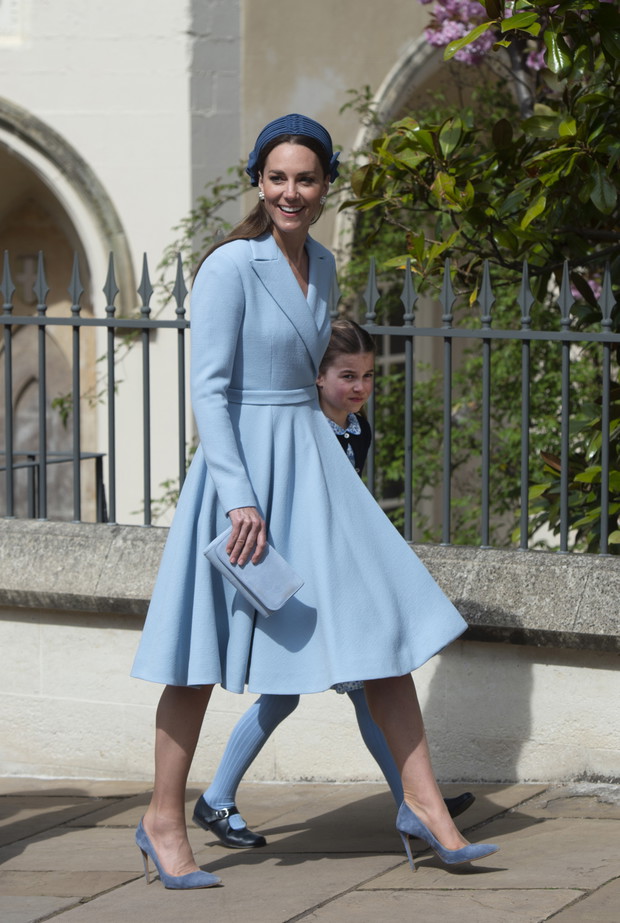 Księżna Kate w błękitnej sukience - Wielkanoc w kaplicy Zamku w Windsorze