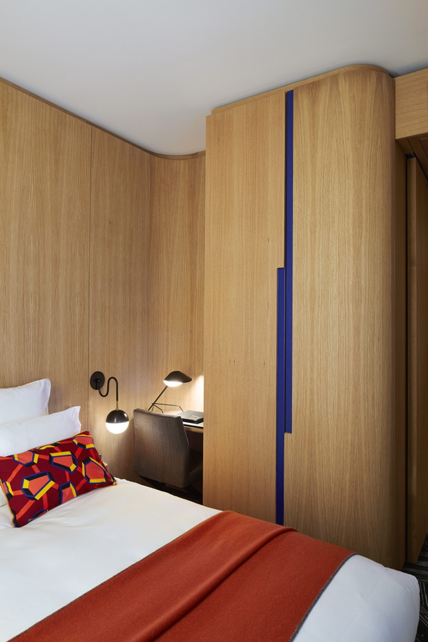 Kolorowy i luksusowy hotel w Paryżu