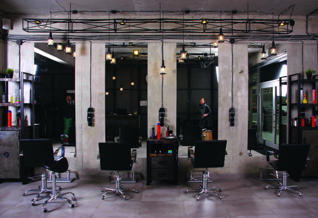Industrialne wnętrza krakowskiego salonu fryzjerskiego Bonza Hair&Beauty, projekt Agneiszka Wójcik z pracowni AW Interior Design, fot. mat. pracowni