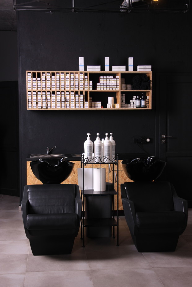 Industrialne wnętrza krakowskiego salonu fryzjerskiego Bonza Hair&Beauty, projekt Agneiszka Wójcik z pracowni AW Interior Design, fot. mat. pracowni