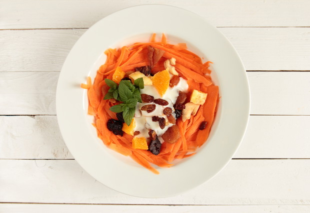 Przekąski poniżej 100 kcal - pomysły, fot. Fotolia13. Sałatka z marchewki z rodzynkami1 szklanka umytej, obranej i startej marchewki z 2 łyżkami rodzynków oraz łyżką octu balsamicznwgo lub jogurtu naturalnego.