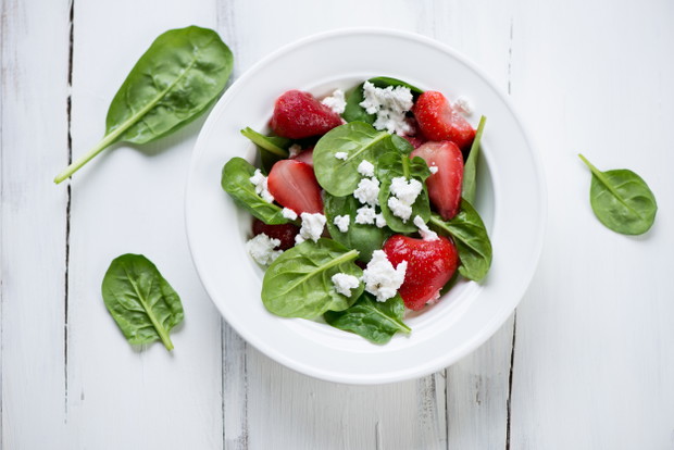 Przekąski poniżej 100 kcal - pomysły, fot. Fotolia8. Sałatka ze szpinaku i truskawek2 szklanki liści szpinaku i jedna szklanka pokrojonych w plasterki truskawek, w towarzystwie octu balsamicznego i 2 łyżek rozdrobnionego półtłustego twarogu.