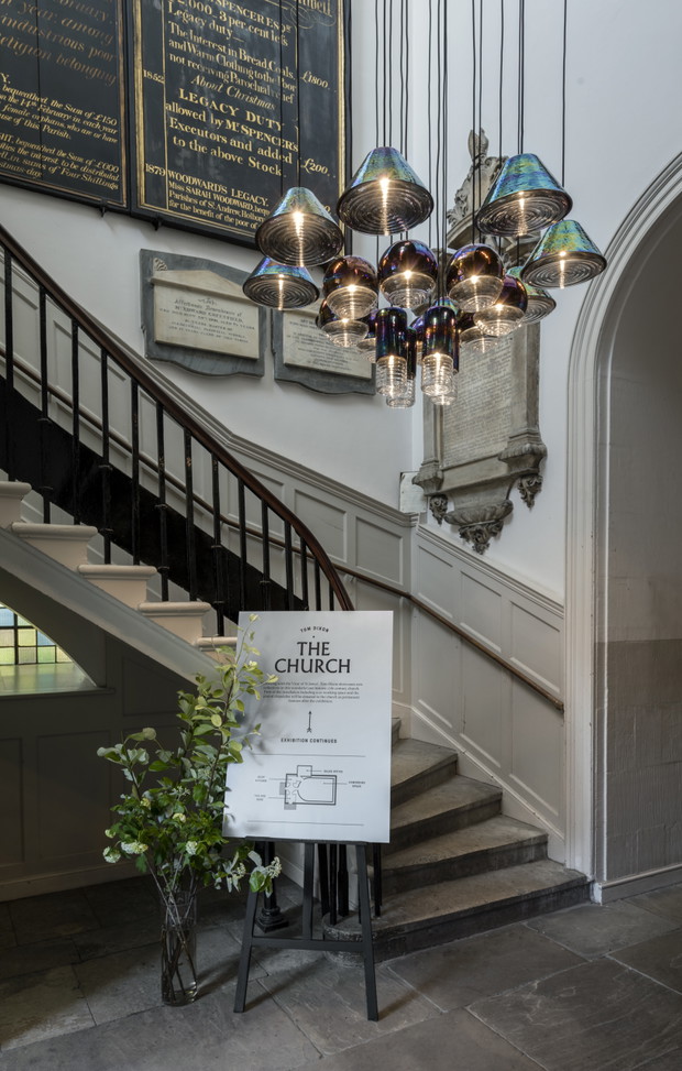 Tom Dixon w kościele