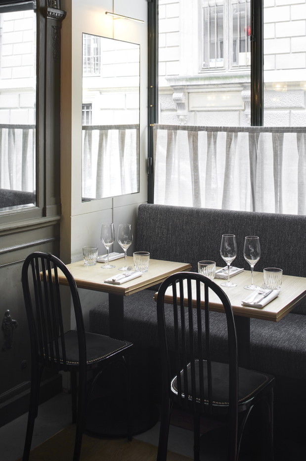Wnętrza paryskiego bistro La Bourse et La Vie