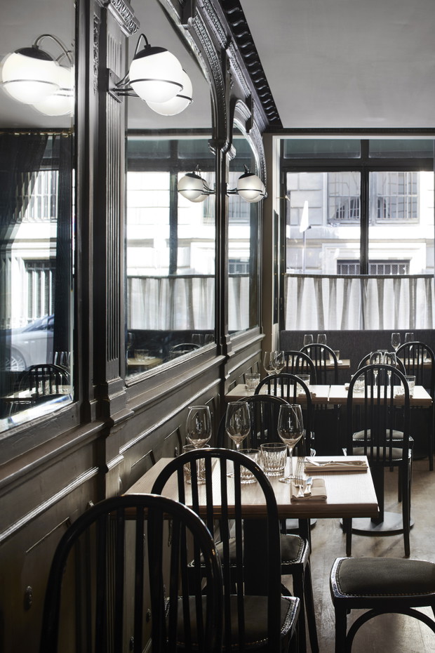 Wnętrza paryskiego bistro La Bourse et La Vie