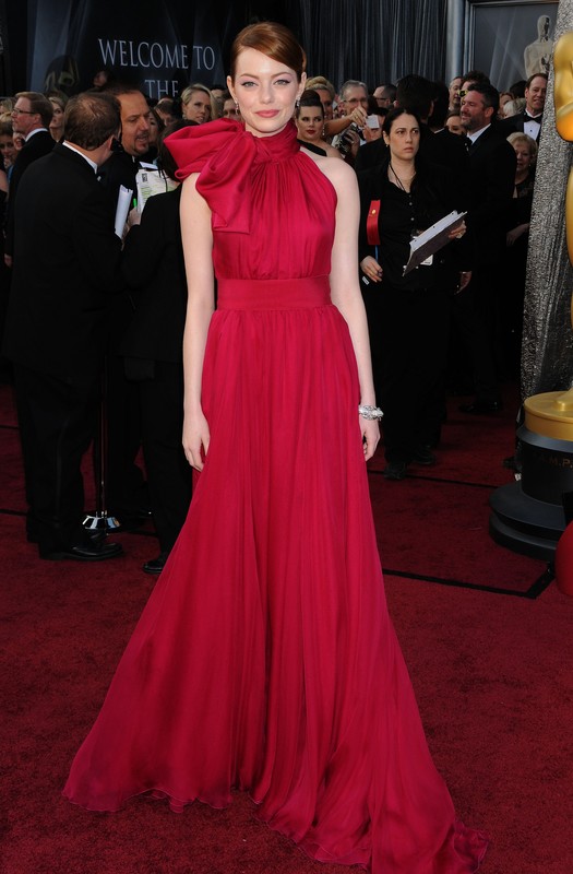 Emma Stone w czerwonej sukni Giambattista Valli na gali rozdania Oscarów 2012