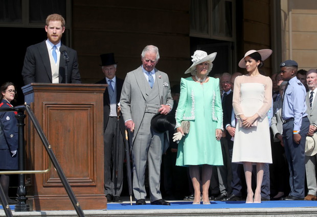 Książę Harry, książę Karol, Kamila, księżna Kornwalii oraz Meghan Markle, księżna Sussex podczas celebracji 70. urodzin księcia Karola, 22
