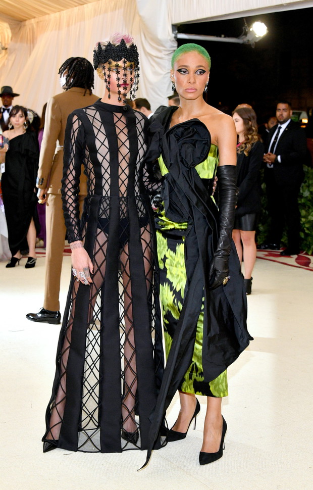Met Gala 2018: Cara Delevingne (w sukni Dior) i Adwoa Aboah