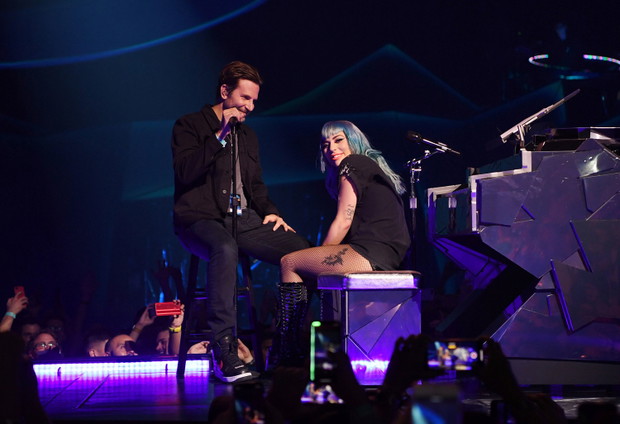 Bradley Cooper i Lady Gaga podczas koncertu w Las Vegas