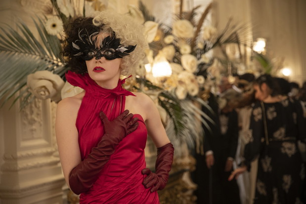 Cruella: Emma Stone, makijaże i kostiumy