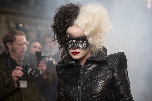 Cruella: Emma Stone, makijaże i kostiumy