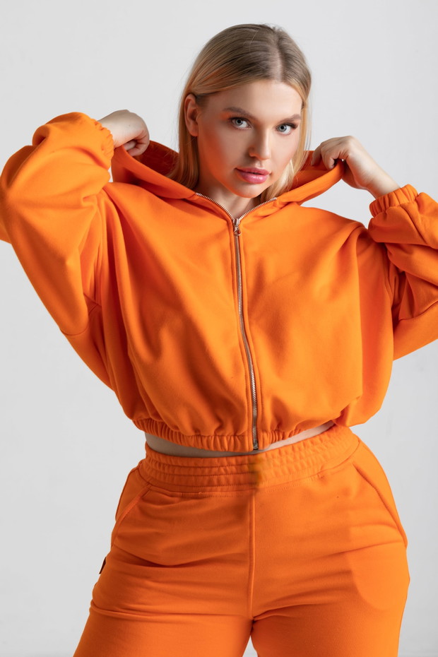 Chiara Wear na wiosnę 2022: Orange is the new black