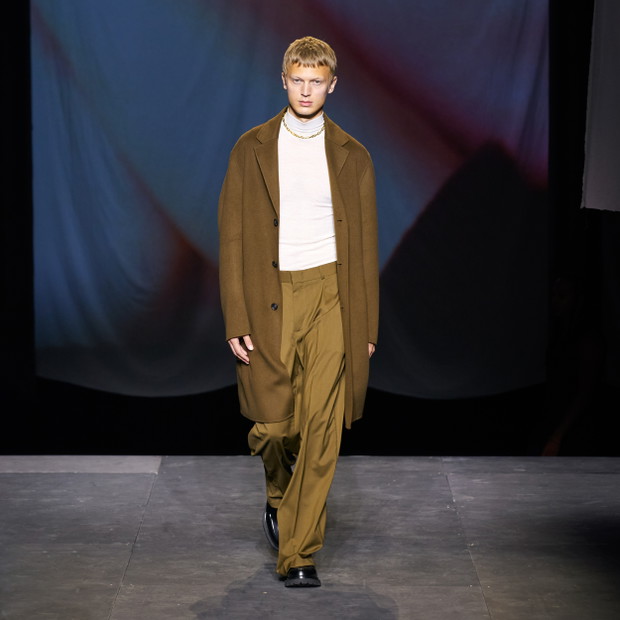 Pokaz COS na London Fashion Week wiosna-lato 2022