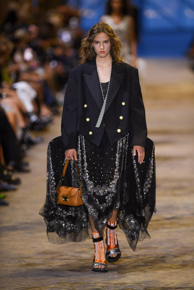 Protest klimatyczny na pokazie Louis Vuitton. Nadkonsumpcja to wymieranie