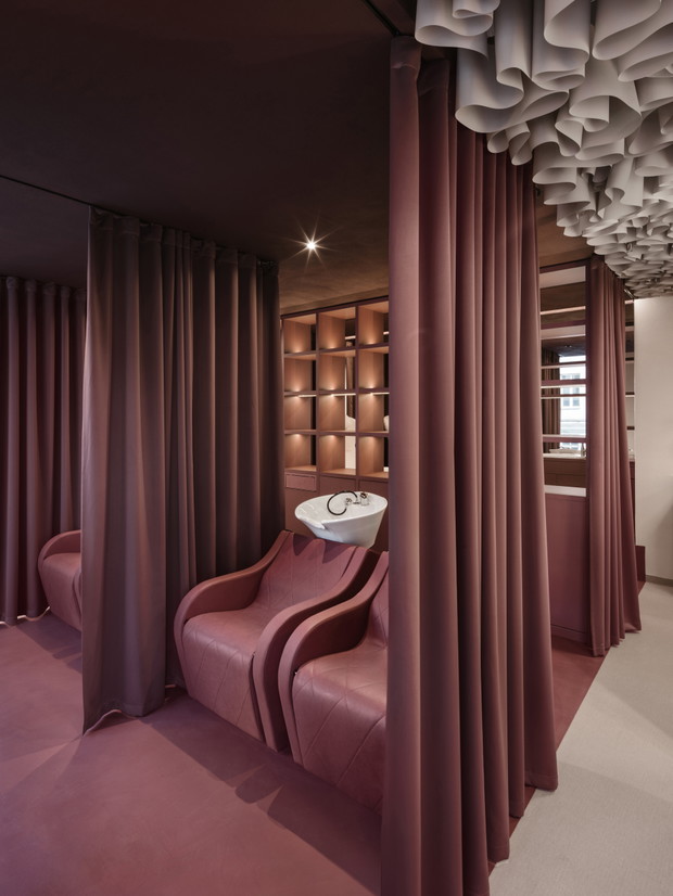 Wnętrze salonu fryzjerskiego inspirowane krajobrazem pustyni, projekt: NOKE Architects