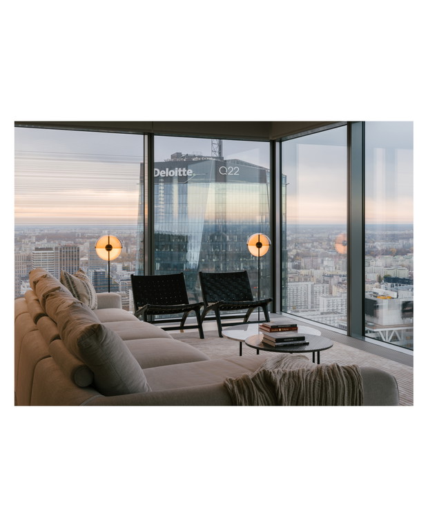 Penthouse z syrenką Picassa w warszawskim wieżowcu, projekt: Krzysztof Matuszewski z Matuszewski Studio.